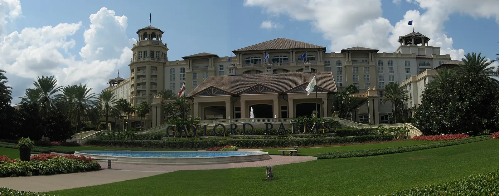 The front entrance of Gaylord Palms Resort in Kissimmee with its 'Gaylord Palms' sign and fountain